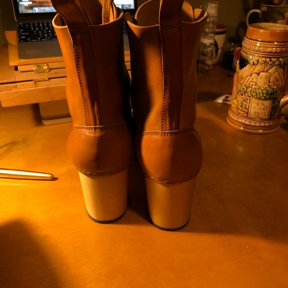 SOLD Lace Up Plateau Tan Hasbeens Wood Clog - Picture 3 of 5